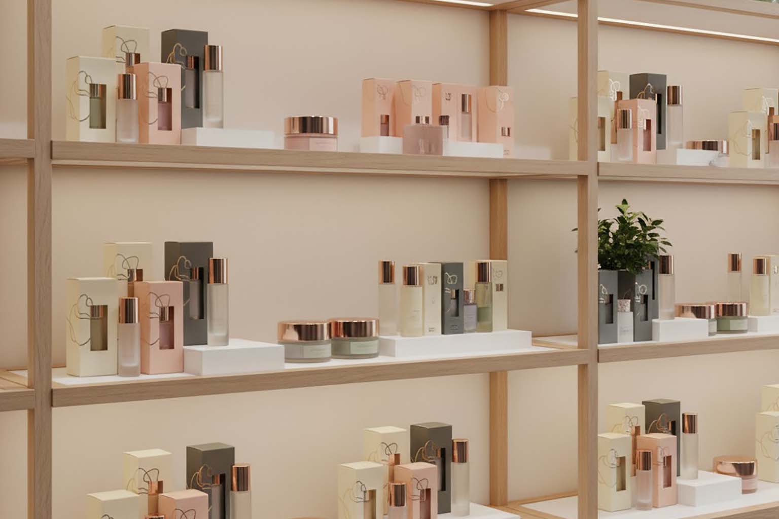 نمای عریض از قفسه یک فروشگاه آرایشی که ردیف های محصولات زیبایی با بسته بندی چاپ شده لوکس و هماهنگ در آن چیده شده و نور ملایم فضا حس برند پریمیوم را تقویت می کند.