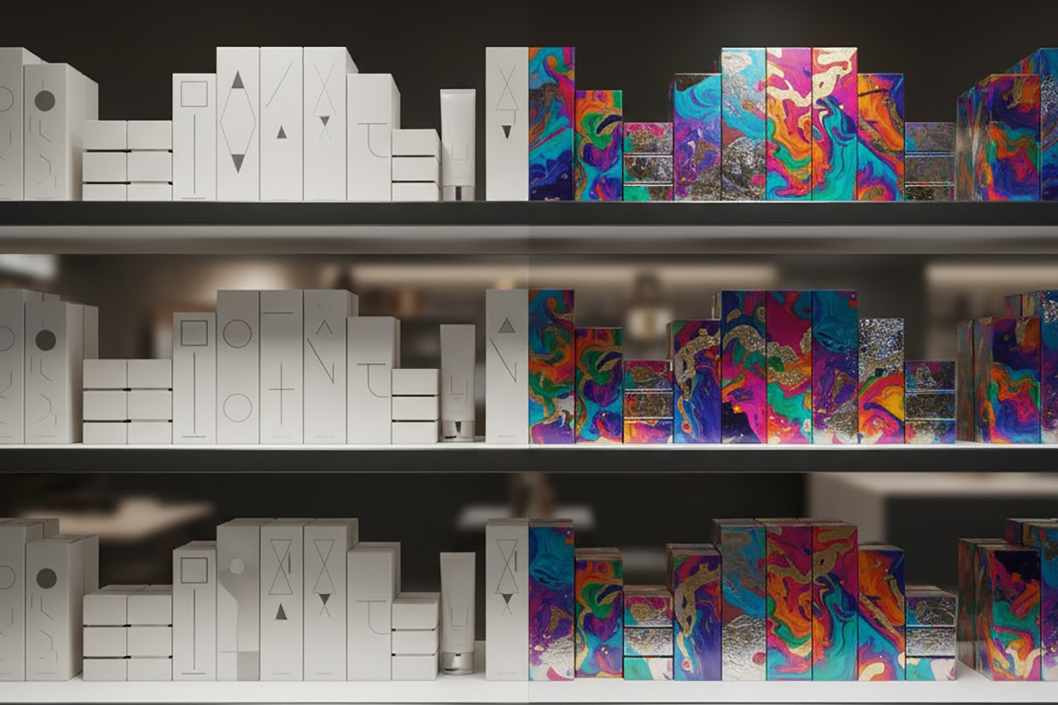 نمای عریض از قفسه فروشگاهی که در یک سمت آن بسته بندی های مینیمال و ساده و در سمت دیگر بسته بندی های پرزرق و برق و رنگارنگ چیده شده اند و تضاد دو سبک به خوبی دیده می شود.